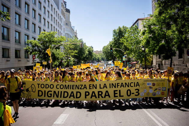 Demonstration for Early Childhood Education in Madrid Demonstrators carry a banner with the slogan Todo comienza en la infancia Dignidad para el 0 3 during a demonstration of early childhood education teachers on May 23, 2026, in Madrid Spain Early Childhood Education professionals from all over Spain march in Madrid to denounce the precariousness affecting the workforce and the quality of the education system and to demand a structural and urgent change in the first cycle of Early Childhood Education 0 3 years 23 MAY 2026 DEMONSTRATION PUBLIC EDUCATION Madrid Madrid Spain  Copyright: xGabrielxLuengasx 7544226
