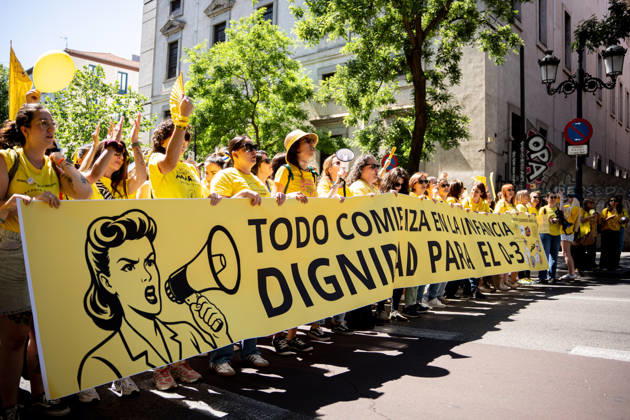Demonstration for Early Childhood Education in Madrid Demonstrators carry a banner with the slogan Todo comienza en la infancia Dignidad para el 0 3 during a demonstration of early childhood education teachers on May 23, 2026, in Madrid Spain Early Childhood Education professionals from all over Spain march in Madrid to denounce the precariousness affecting the workforce and the quality of the education system and to demand a structural and urgent change in the first cycle of Early Childhood Education 0 3 years 23 MAY 2026 DEMONSTRATION PUBLIC EDUCATION Madrid Madrid Spain  Copyright: xGabrielxLuengasx 7544227