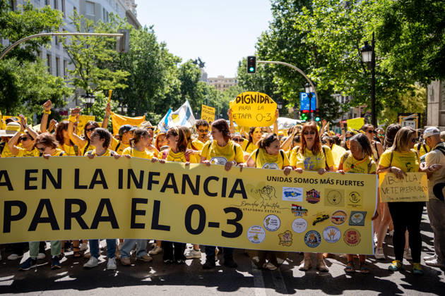 Demonstration for Early Childhood Education in Madrid Demonstrators carry a banner with the slogan Todo comienza en la infancia Dignidad para el 0 3 during a demonstration of early childhood education teachers on May 23, 2026, in Madrid Spain Early Childhood Education professionals from all over Spain march in Madrid to denounce the precariousness affecting the workforce and the quality of the education system and to demand a structural and urgent change in the first cycle of Early Childhood Education 0 3 years 23 MAY 2026 DEMONSTRATION PUBLIC EDUCATION Madrid Madrid Spain  Copyright: xGabrielxLuengasx 7544228