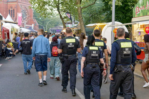 Karneval der Kulturen 2026, Event, Strassenfest, Blücherplatz, Multikulti, Berlin-Kreuzberg, Polizei beim Karneval der Kulturen 2026, Event, Strassenfest , Blücherplatz , Multikulti, Polizeieinsatz, Sicherheit, ,Security, Berlin-Kreuzberg,