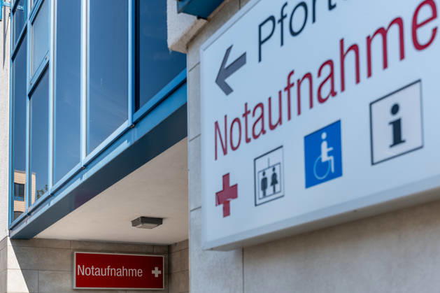 Notaufnahme am Krankenhaus Symbolbild für Gesundheitswesen und Klinikalltag 23.05.26, Limburg: Symbolfoto, Illustrationsbild, Symbolbild, Illustrationsfoto, Alltagsszene Hinweisschild einer Notaufnahme an einem Krankenhausgebäude mit Symbolen für Barrierefreiheit, Aufzug und Information. Das Bild steht symbolisch für medizinische Versorgung, Klinikalltag sowie die aktuellen Herausforderungen im Gesundheitswesen wie Überlastung von Notaufnahmen, Personalmangel und steigenden Patientenandrang. Limburg Hessen Deutschland Copyright: xThorstenxWagnerx