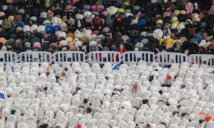 Muslim worshippers perform dawn prayer at Grand Mosque ahead of Hajj Muslim worshippers perform the dawn prayer around the Kaaba, Islam’s holiest shrine, at the Grand Mosque complex in the holy city of Mecca, Saudi Arabia, on May 23, 2026, ahead of the annual Hajj pilgrimage. Photo by SPA Saudi Pess Agency Mecca Mecca Saudi Arabia 230526_Saudi_Arabia_SPA_00(19) Copyright: xSPAxSaudixPessxAgencyxSaudixPressxAgencyx xapaimagesx