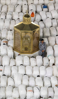 Muslim worshippers perform dawn prayer at Grand Mosque ahead of Hajj Muslim worshippers perform the dawn prayer around the Kaaba, Islam’s holiest shrine, at the Grand Mosque complex in the holy city of Mecca, Saudi Arabia, on May 23, 2026, ahead of the annual Hajj pilgrimage. Photo by SPA Saudi Pess Agency Mecca Mecca Saudi Arabia 230526_Saudi_Arabia_SPA_00(6) Copyright: xSPAxSaudixPessxAgencyxSaudixPressxAgencyx xapaimagesx