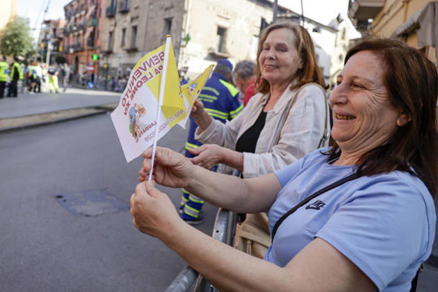 Visit of Pope Leo XIV to Acerra Along the streets of Acerra, near Naples, crowds of worshippers gathered to greet Pope Leo XIV as he passed through the town in the popemobile. Thousands of faithful lined the streets waving flags, applauding, and praying during the Pope™s pastoral visit, transforming the town into a moment of collective celebration and devotion.A deeply symbolic event marked by strong public participation and religious fervour. Acerra May 23, 2026. _BPH9811 Copyright: xAntonioxBalascox
