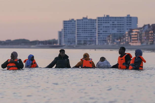 May 23, 2026, Dunkirk, Nord, France: Dunkirk, France. Migrants wait in the sea in the hope of boarding an inflatable boat at the beach at Dunkirk, while attempting to cross the English Channel. More than 200,000 migrants have crossed the Channel in small boats since 2018. Dunkirk France  - ZUMAl94_ 20260523_zaf_l94_027 Copyright: xIoannisxAlexopoulosx