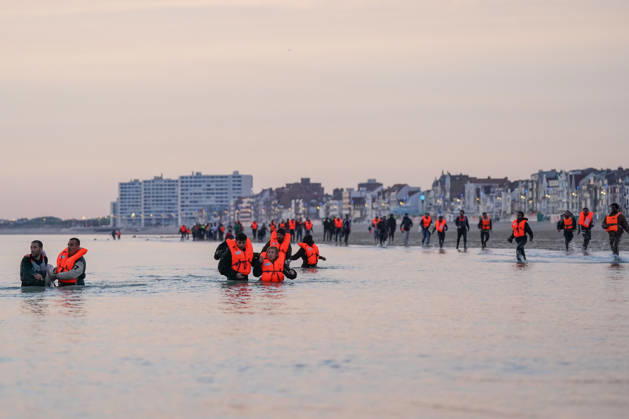 May 23, 2026, Dunkirk, Nord, France: Dunkirk, France. Migrants in life jackets wait to board an inflatable boat at the beach at Dunkirk, while attempting to cross the English Channel. More than 200,000 migrants have crossed the Channel in small boats since 2018. Dunkirk France  - ZUMAl94_ 20260523_zaf_l94_032 Copyright: xIoannisxAlexopoulosx
