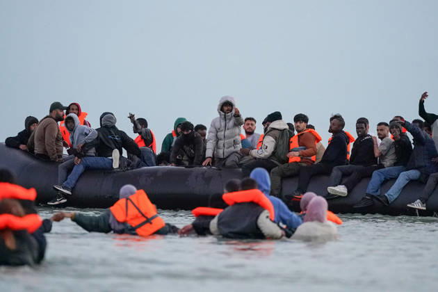 May 23, 2026, Dunkirk, Nord, France: Dunkirk, France. Migrants board an inflatable boat at the beach at Dunkirk, while attempting to cross the English Channel. More than 200,000 migrants have crossed the Channel in small boats since 2018. Dunkirk France  - ZUMAl94_ 20260523_zaf_l94_055 Copyright: xIoannisxAlexopoulosx