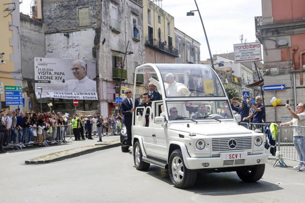 IPA84996340 - Along the streets of Acerra, near Naples, crowds of worshippers gathered to greet Pope Leo XIV as he passed through the town in the popemobile. Thousands of faithful lined the streets waving flags, applauding, and praying during the Pope s pastoral visit, transforming the town into a moment of collective celebration and devotion.A deeply symbolic event marked by strong public participation and religious fervor. Acerra May 23, 2026.  Copyright: xAntonioxBalasco LiveMediax xAntonioxBalasco LiveMediax 84996340