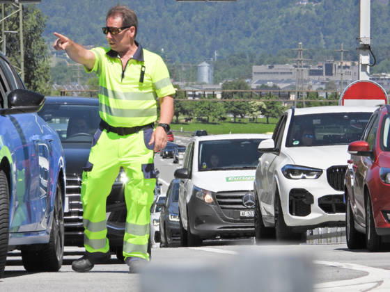23.05.2026 Schweiz Kanton Uri Stau.. Bild. Pfingststau auf der Gotthardautobahn. Vuech Polizist