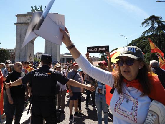 May 23, 2026, Madrid, Madrid, Spain: MADRID, SPAIN - MAY 23: Thousands of people gather at Plaza de ColoÂ³n, blocking and marching along the main avenues of the Spanish capital toward the Moncloa Arch, demanding the resignation of Spain s Prime Minister Pedro SoÂ¡nchez. Madrid Spain  - ZUMAh199 20260523_zip_h199_011 Copyright: xAaronxHerediax