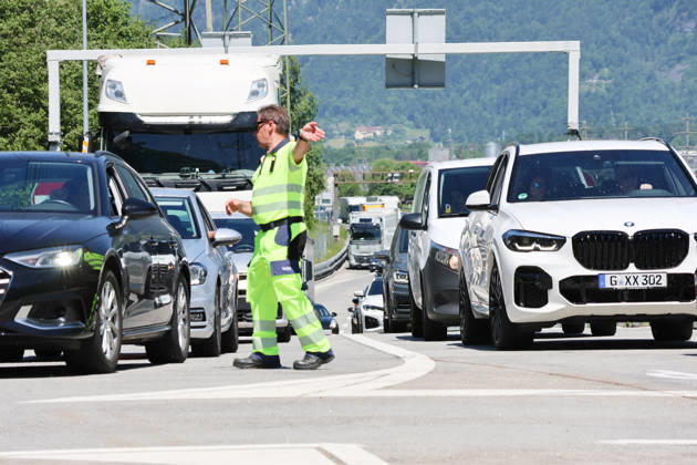 23.05.2026 Schweiz Kanton Uri Stau.. Bild. Pfingststau auf der Gotthardautobahn. Ordner zeigt die Richtung an.