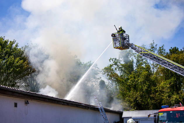 Feuer in Schützenverein in Messel ausgebrochen Am 23.05.2026 brannte auf dem Gelände des Schützenclubs Wildpark bei Messel ein Teil der Schießbahn sowie ein Gebäude. Die Feuerwehr teilte mit, dass niemand verletzt wurde. Der Alarm ging um 12:15 Uhr ein, rund 60 Einsatzkräfte aus mehreren Gemeinden waren vor Ort. Bei den Löscharbeiten kam es zu Explosionen, die zunächst für Munitionsdetonationen gehalten wurden; später stellte sich heraus, dass geplatzte Eternitplatten in der Dachkonstruktion die Ursache waren. Zur Brandursache lagen zunächst keine gesicherten Angaben vor, die Polizei ermittelt. Die Hitze machte den Einsatzkräften zu schaffen und sorgte für einen hohen Kräfteansatz. Messel Hessen Deutschland