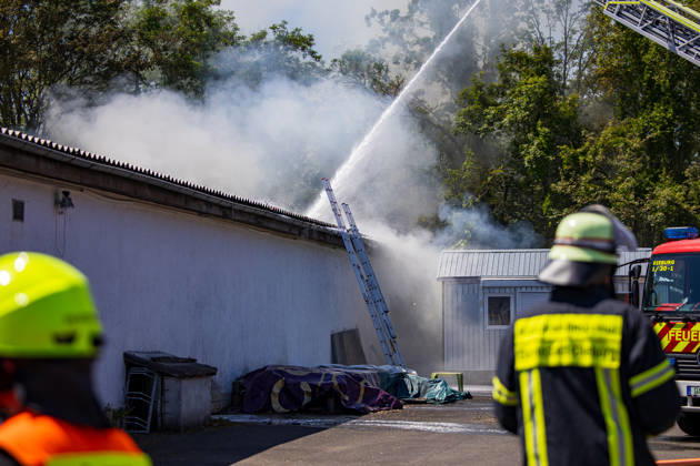 Feuer in Schützenverein in Messel ausgebrochen Am 23.05.2026 brannte auf dem Gelände des Schützenclubs Wildpark bei Messel ein Teil der Schießbahn sowie ein Gebäude. Die Feuerwehr teilte mit, dass niemand verletzt wurde. Der Alarm ging um 12:15 Uhr ein, rund 60 Einsatzkräfte aus mehreren Gemeinden waren vor Ort. Bei den Löscharbeiten kam es zu Explosionen, die zunächst für Munitionsdetonationen gehalten wurden; später stellte sich heraus, dass geplatzte Eternitplatten in der Dachkonstruktion die Ursache waren. Zur Brandursache lagen zunächst keine gesicherten Angaben vor, die Polizei ermittelt. Die Hitze machte den Einsatzkräften zu schaffen und sorgte für einen hohen Kräfteansatz. Messel Hessen Deutschland