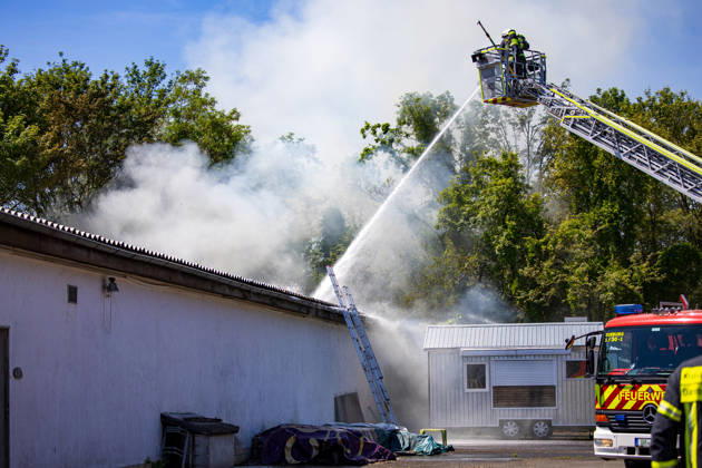 Feuer in Schützenverein in Messel ausgebrochen Am 23.05.2026 brannte auf dem Gelände des Schützenclubs Wildpark bei Messel ein Teil der Schießbahn sowie ein Gebäude. Die Feuerwehr teilte mit, dass niemand verletzt wurde. Der Alarm ging um 12:15 Uhr ein, rund 60 Einsatzkräfte aus mehreren Gemeinden waren vor Ort. Bei den Löscharbeiten kam es zu Explosionen, die zunächst für Munitionsdetonationen gehalten wurden; später stellte sich heraus, dass geplatzte Eternitplatten in der Dachkonstruktion die Ursache waren. Zur Brandursache lagen zunächst keine gesicherten Angaben vor, die Polizei ermittelt. Die Hitze machte den Einsatzkräften zu schaffen und sorgte für einen hohen Kräfteansatz. Messel Hessen Deutschland
