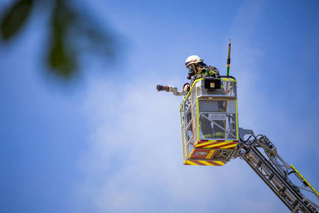 Feuer in Schützenverein in Messel ausgebrochen Am 23.05.2026 brannte auf dem Gelände des Schützenclubs Wildpark bei Messel ein Teil der Schießbahn sowie ein Gebäude. Die Feuerwehr teilte mit, dass niemand verletzt wurde. Der Alarm ging um 12:15 Uhr ein, rund 60 Einsatzkräfte aus mehreren Gemeinden waren vor Ort. Bei den Löscharbeiten kam es zu Explosionen, die zunächst für Munitionsdetonationen gehalten wurden; später stellte sich heraus, dass geplatzte Eternitplatten in der Dachkonstruktion die Ursache waren. Zur Brandursache lagen zunächst keine gesicherten Angaben vor, die Polizei ermittelt. Die Hitze machte den Einsatzkräften zu schaffen und sorgte für einen hohen Kräfteansatz. Messel Hessen Deutschland