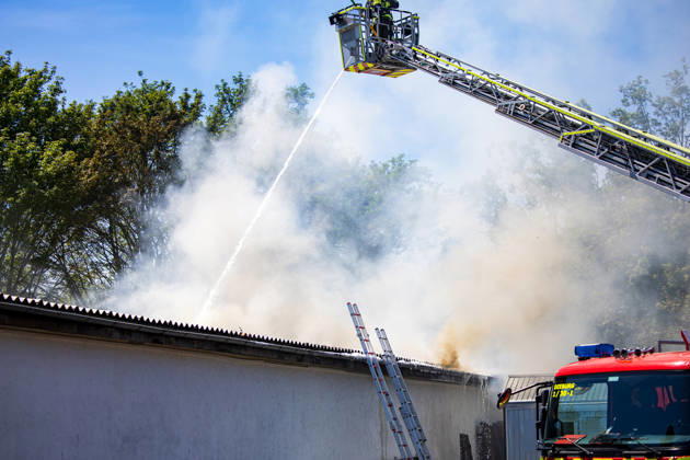 Feuer in Schützenverein in Messel ausgebrochen Am 23.05.2026 brannte auf dem Gelände des Schützenclubs Wildpark bei Messel ein Teil der Schießbahn sowie ein Gebäude. Die Feuerwehr teilte mit, dass niemand verletzt wurde. Der Alarm ging um 12:15 Uhr ein, rund 60 Einsatzkräfte aus mehreren Gemeinden waren vor Ort. Bei den Löscharbeiten kam es zu Explosionen, die zunächst für Munitionsdetonationen gehalten wurden; später stellte sich heraus, dass geplatzte Eternitplatten in der Dachkonstruktion die Ursache waren. Zur Brandursache lagen zunächst keine gesicherten Angaben vor, die Polizei ermittelt. Die Hitze machte den Einsatzkräften zu schaffen und sorgte für einen hohen Kräfteansatz. Messel Hessen Deutschland