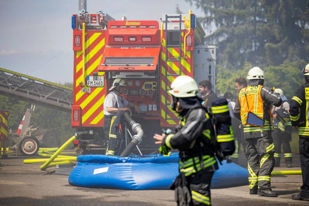 Feuer in Schützenverein in Messel ausgebrochen Am 23.05.2026 brannte auf dem Gelände des Schützenclubs Wildpark bei Messel ein Teil der Schießbahn sowie ein Gebäude. Die Feuerwehr teilte mit, dass niemand verletzt wurde. Der Alarm ging um 12:15 Uhr ein, rund 60 Einsatzkräfte aus mehreren Gemeinden waren vor Ort. Bei den Löscharbeiten kam es zu Explosionen, die zunächst für Munitionsdetonationen gehalten wurden; später stellte sich heraus, dass geplatzte Eternitplatten in der Dachkonstruktion die Ursache waren. Zur Brandursache lagen zunächst keine gesicherten Angaben vor, die Polizei ermittelt. Die Hitze machte den Einsatzkräften zu schaffen und sorgte für einen hohen Kräfteansatz. Messel Hessen Deutschland