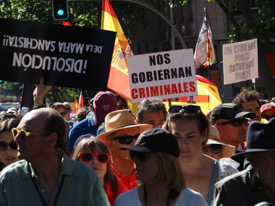 May 23, 2026, Madrid, Madrid, Spain: MADRID, SPAIN - MAY 23: Thousands of people gather at Plaza de ColoÂ³n, blocking and marching along the main avenues of the Spanish capital toward the Moncloa Arch, demanding the resignation of Spain s Prime Minister Pedro SoÂ¡nchez. Madrid Spain - ZUMAh199 20260523_zip_h199_001 Copyright: xAaronxHerediax