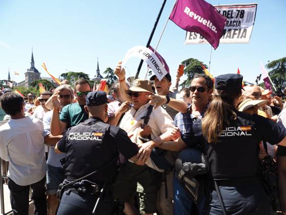 May 23, 2026, Madrid, Madrid, Spain: MADRID, SPAIN - MAY 23: Thousands of people gather at Plaza de ColoÂ³n, blocking and marching along the main avenues of the Spanish capital toward the Moncloa Arch, demanding the resignation of Spain s Prime Minister Pedro SoÂ¡nchez. Madrid Spain - ZUMAh199 20260523_zip_h199_021 Copyright: xAaronxHerediax