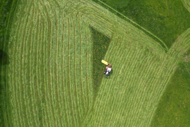 Luftaufnahme. Fruehling (Frühling) im Siegerland. Eine saftig gruene (grüne) Wiese wird von einem Traktor mit einem Maehwerk (Mähwerk) bei Siegen-Oberschelden gemaeht (gemäht). Fruehling (Frühling) im Siegerland am 23.05.2026 in Siegen Deutschland.