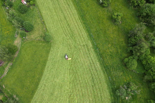 Luftaufnahme. Fruehling (Frühling) im Siegerland. Eine saftig gruene (grüne) Wiese wird von einem Traktor mit einem Maehwerk (Mähwerk) bei Siegen-Oberschelden gemaeht (gemäht). Fruehling (Frühling) im Siegerland am 23.05.2026 in Siegen Deutschland.