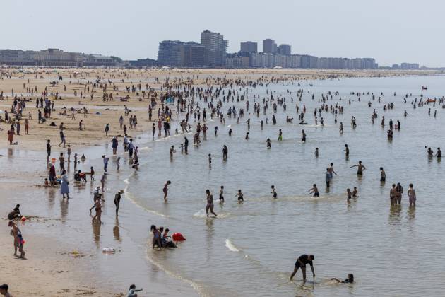People enjoying the beach pictured at the Belgian coast in Oostende, on Saturday 23 May 2026. Tourists are expected to flock the Belgian coast, as temperatures are rising for the weekend.  NICOLASxMAETERLINCK 174833809