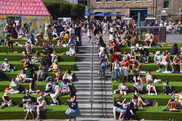 May 23, 2026, London, England, United Kingdom: People enjoy the sunshine on the steps in Granary Square in King s Cross as temperatures soar in the capital. London United Kingdom - ZUMAv130 20260523_zip_v130_004 Copyright: xVukxValcicx