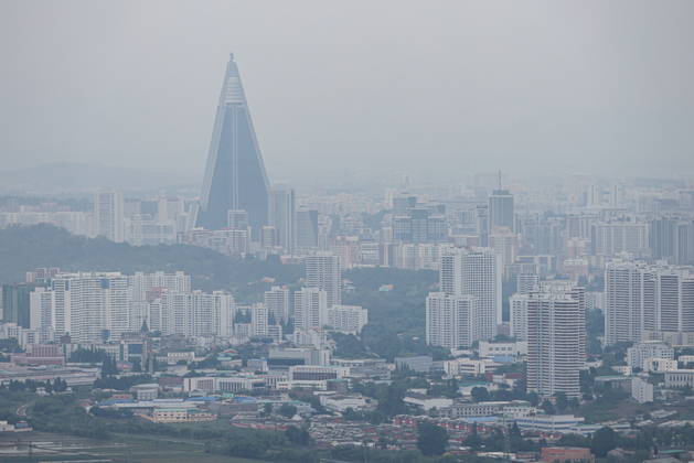 PYONGYANG - MAY 23, 2026: A view of Pyongyang from Mount Ryonggaksan (Dragon Mountain). Seen in the distance is the Ryugyong Hotel Pyongyang  - ZUMAt113 20260523_zaa_t113_314 Copyright: xStanislavxVarivodax