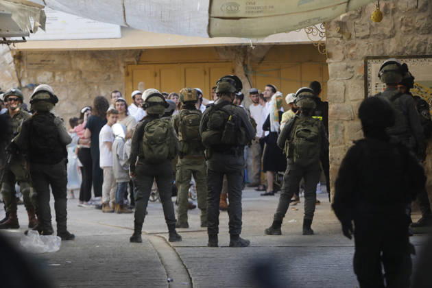 Israeli soldiers secure weekly settlers’ tour in Hebron Israeli soldiers keep watch during a weekly settlers tour in Hebron, in the Israeli-occupied West Bank, May 23, 2026. Photo by Mamoun Wazwaz apaimages Hebron West Bank Palestinian Territory 230526_Hebron_MW_00(9) Copyright: xapaimagesxMamounxWazwazx xapaimagesx