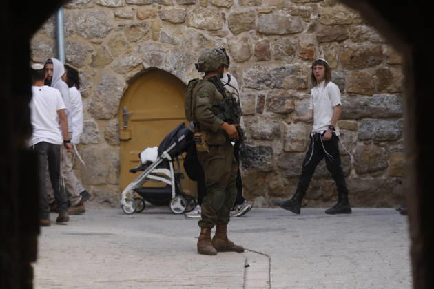 Israeli soldiers secure weekly settlers’ tour in Hebron Israeli soldiers keep watch during a weekly settlers tour in Hebron, in the Israeli-occupied West Bank, May 23, 2026. Photo by Mamoun Wazwaz apaimages Hebron West Bank Palestinian Territory 230526_Hebron_MW_00(18) Copyright: xapaimagesxMamounxWazwazx xapaimagesx