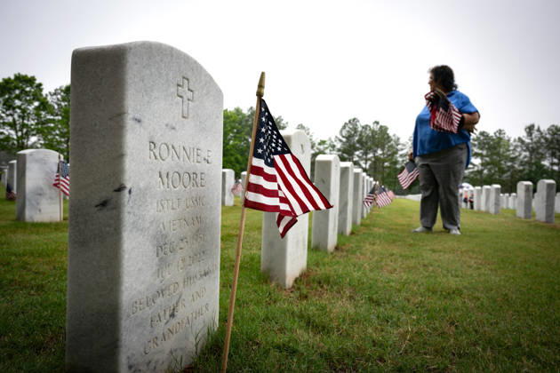 May 23, 2026, Canton, Georgia, USA: A volunteer places U.S. flags on veteransÃ¢â‚¬â ¢ graves during Memorial Day celebration at the Georgia National Cemetery. Canton USA - ZUMAn03_ 20260523_zaf_n03_001 Copyright: xRobinxRaynex