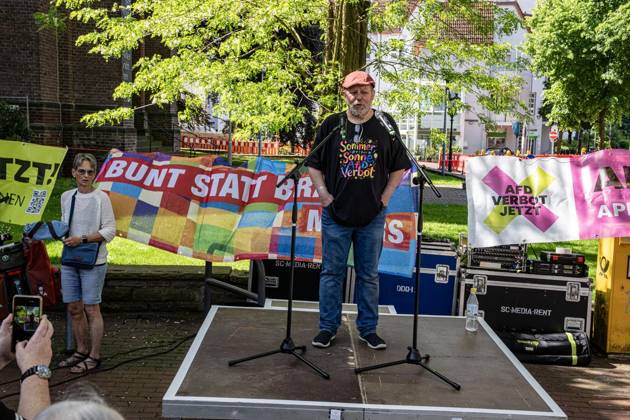 Gesicht zeigen für die Demokratie am Tag des Grundgesetzes ** NUR FÜR REDAKTIONELLE ZWECKE ** EDITORIAL USE ONLY **<p>Demonstranten stehen am 23.5.2026 auf dem Neumarkt in Moers. Es wird gegen die AfD demonstriert. Förderungund deren verschiedene Anträge zur Offenlegung der politischen Neutralität wegen staatlicher Förderung Foto : Arnulf Stoffel Funke Foto Services < p> Buntes Deutschland NRW Moers Copyright: ArnulfxStoffel