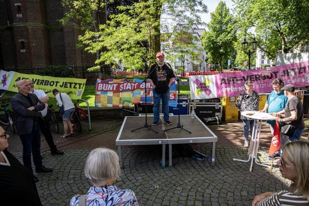 Gesicht zeigen für die Demokratie am Tag des Grundgesetzes ** NUR FÜR REDAKTIONELLE ZWECKE ** EDITORIAL USE ONLY **<p>Demonstranten stehen am 23.5.2026 auf dem Neumarkt in Moers. Es wird gegen die AfD demonstriert. Förderungund deren verschiedene Anträge zur Offenlegung der politischen Neutralität wegen staatlicher Förderung Foto : Arnulf Stoffel Funke Foto Services < p> Buntes Deutschland NRW Moers Copyright: ArnulfxStoffel