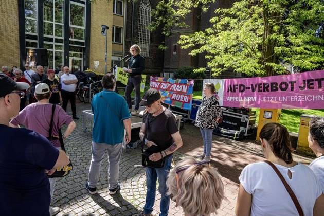 Gesicht zeigen für die Demokratie am Tag des Grundgesetzes ** NUR FÜR REDAKTIONELLE ZWECKE ** EDITORIAL USE ONLY **<p>Demonstranten stehen am 23.5.2026 auf dem Neumarkt in Moers. Es wird gegen die AfD demonstriert. Förderungund deren verschiedene Anträge zur Offenlegung der politischen Neutralität wegen staatlicher Förderung Foto : Arnulf Stoffel Funke Foto Services < p> Buntes Deutschland NRW Moers Copyright: ArnulfxStoffel