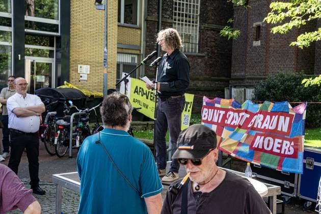 Gesicht zeigen für die Demokratie am Tag des Grundgesetzes ** NUR FÜR REDAKTIONELLE ZWECKE ** EDITORIAL USE ONLY **<p>Demonstranten stehen am 23.5.2026 auf dem Neumarkt in Moers. Es wird gegen die AfD demonstriert. Förderungund deren verschiedene Anträge zur Offenlegung der politischen Neutralität wegen staatlicher Förderung Foto : Arnulf Stoffel Funke Foto Services < p> Buntes Deutschland NRW Moers Copyright: ArnulfxStoffel