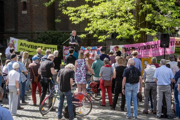 Gesicht zeigen für die Demokratie am Tag des Grundgesetzes ** NUR FÜR REDAKTIONELLE ZWECKE ** EDITORIAL USE ONLY **<p>Demonstranten stehen am 23.5.2026 auf dem Neumarkt in Moers. Es wird gegen die AfD demonstriert. Förderungund deren verschiedene Anträge zur Offenlegung der politischen Neutralität wegen staatlicher Förderung Foto : Arnulf Stoffel Funke Foto Services < p> Buntes Deutschland NRW Moers Copyright: ArnulfxStoffel