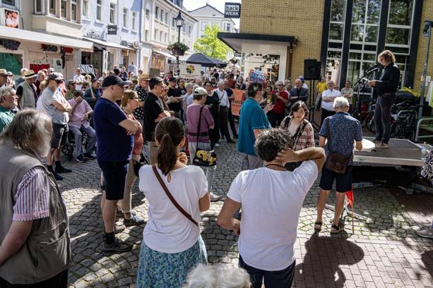Gesicht zeigen für die Demokratie am Tag des Grundgesetzes ** NUR FÜR REDAKTIONELLE ZWECKE ** EDITORIAL USE ONLY **<p>Demonstranten stehen am 23.5.2026 auf dem Neumarkt in Moers. Es wird gegen die AfD demonstriert. Förderungund deren verschiedene Anträge zur Offenlegung der politischen Neutralität wegen staatlicher Förderung Foto : Arnulf Stoffel Funke Foto Services < p> Buntes Deutschland NRW Moers Copyright: ArnulfxStoffel