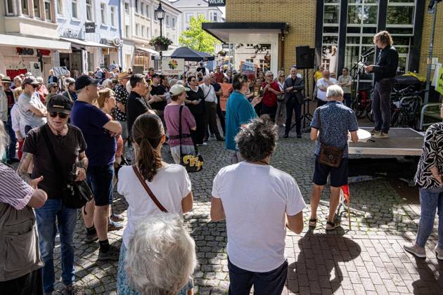 Gesicht zeigen für die Demokratie am Tag des Grundgesetzes ** NUR FÜR REDAKTIONELLE ZWECKE ** EDITORIAL USE ONLY **<p>Demonstranten stehen am 23.5.2026 auf dem Neumarkt in Moers. Es wird gegen die AfD demonstriert. Förderungund deren verschiedene Anträge zur Offenlegung der politischen Neutralität wegen staatlicher Förderung Foto : Arnulf Stoffel Funke Foto Services < p> Buntes Deutschland NRW Moers Copyright: ArnulfxStoffel