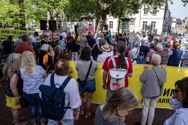 Gesicht zeigen für die Demokratie am Tag des Grundgesetzes ** NUR FÜR REDAKTIONELLE ZWECKE ** EDITORIAL USE ONLY **<p>Demonstranten stehen am 23.5.2026 auf dem Neumarkt in Moers. Es wird gegen die AfD demonstriert. Förderungund deren verschiedene Anträge zur Offenlegung der politischen Neutralität wegen staatlicher Förderung Foto : Arnulf Stoffel Funke Foto Services < p> Buntes Deutschland NRW Moers Copyright: ArnulfxStoffel