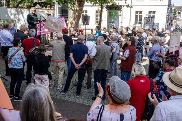 Gesicht zeigen für die Demokratie am Tag des Grundgesetzes ** NUR FÜR REDAKTIONELLE ZWECKE ** EDITORIAL USE ONLY **<p>Demonstranten stehen am 23.5.2026 auf dem Neumarkt in Moers. Es wird gegen die AfD demonstriert. Förderungund deren verschiedene Anträge zur Offenlegung der politischen Neutralität wegen staatlicher Förderung Foto : Arnulf Stoffel Funke Foto Services < p> Buntes Deutschland NRW Moers Copyright: ArnulfxStoffel