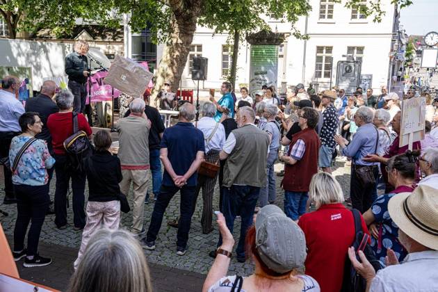 Gesicht zeigen für die Demokratie am Tag des Grundgesetzes ** NUR FÜR REDAKTIONELLE ZWECKE ** EDITORIAL USE ONLY **<p>Demonstranten stehen am 23.5.2026 auf dem Neumarkt in Moers. Es wird gegen die AfD demonstriert. Förderungund deren verschiedene Anträge zur Offenlegung der politischen Neutralität wegen staatlicher Förderung Foto : Arnulf Stoffel Funke Foto Services < p> Buntes Deutschland NRW Moers Copyright: ArnulfxStoffel