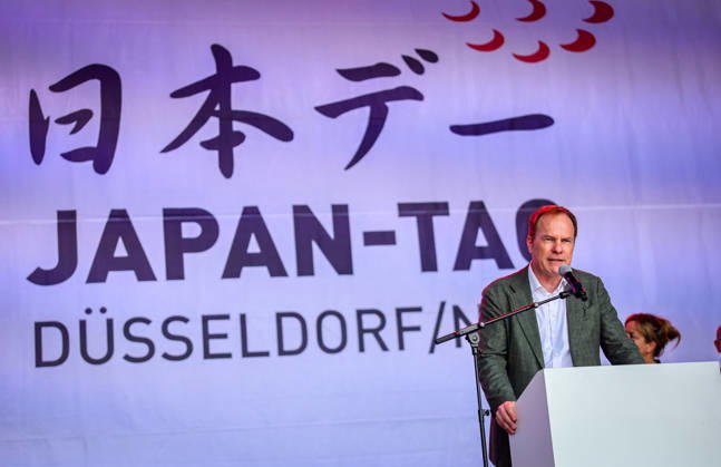 Japan-Tag 2026 in Düsseldorf, einzigartiges Kulturfest in der Landeshauptstadt von NRW - Düsseldorfs Oberbürgermeister Dr. Stefan Keller (CDU) bei seiner Eröffnungsrede vor tausenden von Zuschauern Düsseldorf Burgplatz NRW Deutschland