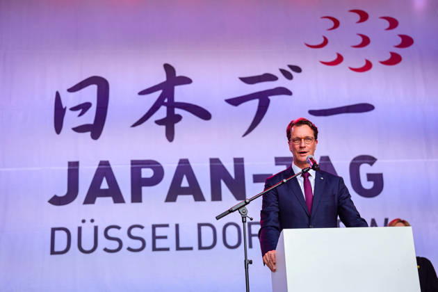 Japan-Tag 2026 in Düsseldorf, einzigartiges Kulturfest in der Landeshauptstadt von NRW - NRW Ministerpräsident Hendrik Wüst (CDU) bei seiner Eröffnungsrede vor tausenden von Zuschauern Düsseldorf Burgplatz NRW Deutschland