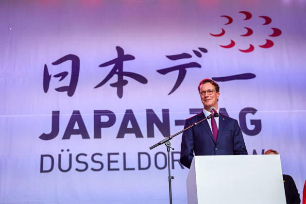 Japan-Tag 2026 in Düsseldorf, einzigartiges Kulturfest in der Landeshauptstadt von NRW - NRW Ministerpräsident Hendrik Wüst (CDU) bei seiner Eröffnungsrede vor tausenden von Zuschauern Düsseldorf Burgplatz NRW Deutschland