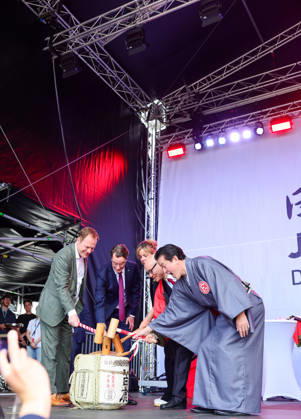Japan-Tag 2026 in Düsseldorf, einzigartiges Kulturfest in der Landeshauptstadt von NRW - KAMPAI, das japanische Wort für Prost oder Zum Wohl - Düsseldorfs Oberbürgermeister Dr. Stephan Keller, NRW Ministerpräsident Hendrik Wüst, NRW Wirtschafts und Kulturministerin Mona Neubaur, der japanische Generalkonsul von Düsseldorf Yoshitaka Tsunoda mit dem Präsidenten des Japanischen Clubs Takao Hariya beim Anstich des SAKE-Fasses Düsseldorf Burgplatz NRW Deutschland