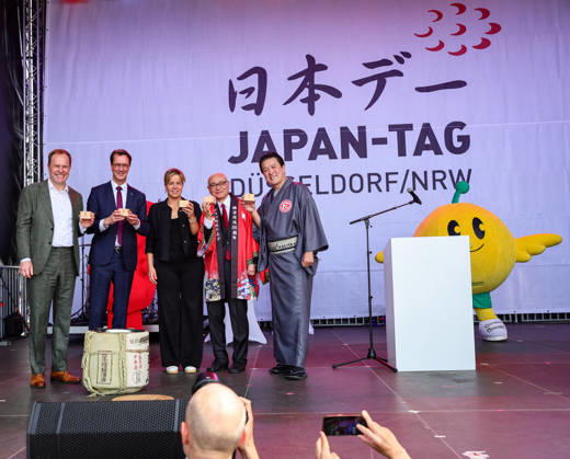 Japan-Tag 2026 in Düsseldorf, einzigartiges Kulturfest in der Landeshauptstadt von NRW - KAMPAI, das japanische Wort für Prost oder Zum Wohl - Düsseldorfs Oberbürgermeister Dr. Stephan Keller, NRW Ministerpräsident Hendrik Wüst, NRW Wirtschafts und Kulturministerin Mona Neubaur, der japanische Generalkonsul von Düsseldorf Yoshitaka Tsunoda mit dem Präsidenten des Japanischen Clubs Takao Hariya beim Anstich des SAKE-Fasses Düsseldorf Burgplatz NRW Deutschland