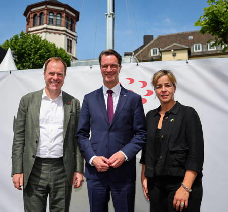 Japan-Tag 2026 in Düsseldorf, einzigartiges Kulturfest in der Landeshauptstadt von NRW - Düsseldorfs Oberbürgermeister Dr. Stephan Keller mit NRW Ministerpräsident Hendrik Wüst und NRW Ministerin für Wirtschaft und Kultur Mona Neubaur eröffneten das Spektakel mnit Fans in aller Welt... Düsseldorf Burgplatz NRW Deutschland