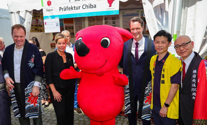 Japan-Tag 2026 in Düsseldorf, einzigartiges Kulturfest in der Landeshauptstadt von NRW - Düsseldorfs OB Dr. Stephan Keller mit NRW Ministerpräsident Hendrik Wüst und NRW Ministerin Mona Neubaur, einem japanischen Standvertreter und dem japanischen Generalkonsul Yoshitaka Tsunoda beim Rundgang... Düsseldorfr Burgplatz NRW Deutschland