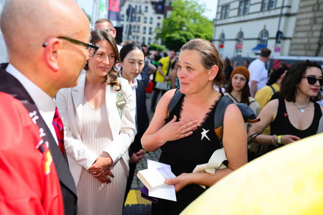 Japan-Tag 2026 in Düsseldorf, einzigartiges Kulturfest in der Landeshauptstadt von NRW - im Foto Yoshitaka Tsunoda, japanischer Generalkonsul in Düsseldorf mit Künstlerin Lucie Kazda, die ein ein Friedensgeschenk aus Porzellan ERBE - 1.000 Porzellankranische an den Generalkonsul überreichte. Düsseldorf Burgplatz NRW Deutschland