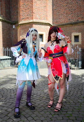 Japan-Tag 2026 in Düsseldorf, einzigartiges Kulturfest in der Landeshauptstadt von NRW - im Foto links Susu mit ihrer Freundin Ray als Sparkle und Firefly aus dem Videspiel Honkay Star Rail reisten aus Gevelsberg an Düsseldorf Burgplatz NRW Deutschland